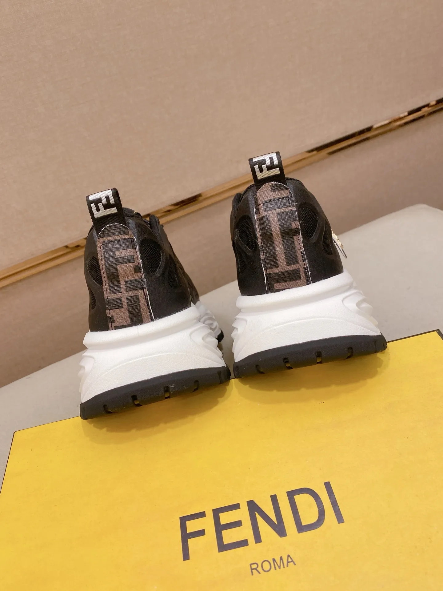 Men's shoes 💰 442💰 (fendi) New high-top 👊🏻 upper 🇮🇹 imported cowhide fabric 🇩🇪 lining imported breathable mesh lining. The original outsole is molded to highlight the identity of every man, and the upper foot is elegant and stable🚶🏻🚶🏻The high-end custom counters reproduce the original version📯No matter the wind or rain, the shoe last remains unchanged and can withstand the verification of time🔍️,🔵 Size: 38-44